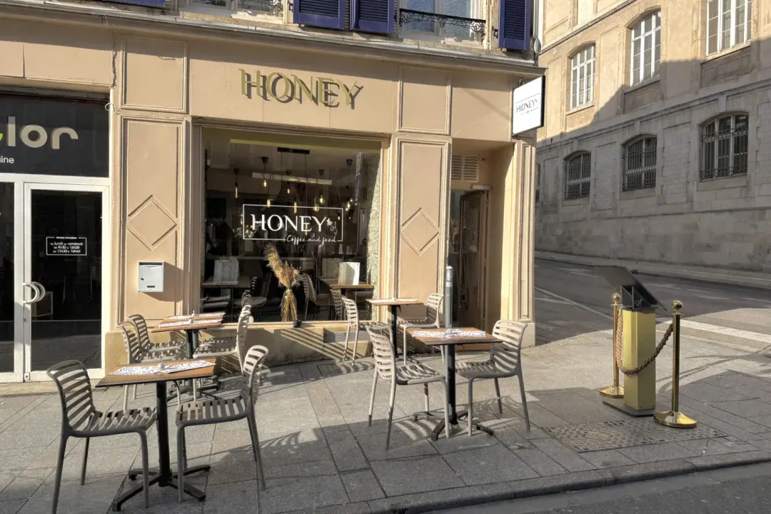 Façade et terrasse du restaurant brunch Honey Coffee and Food, 6 rue de la Visitation Nancy