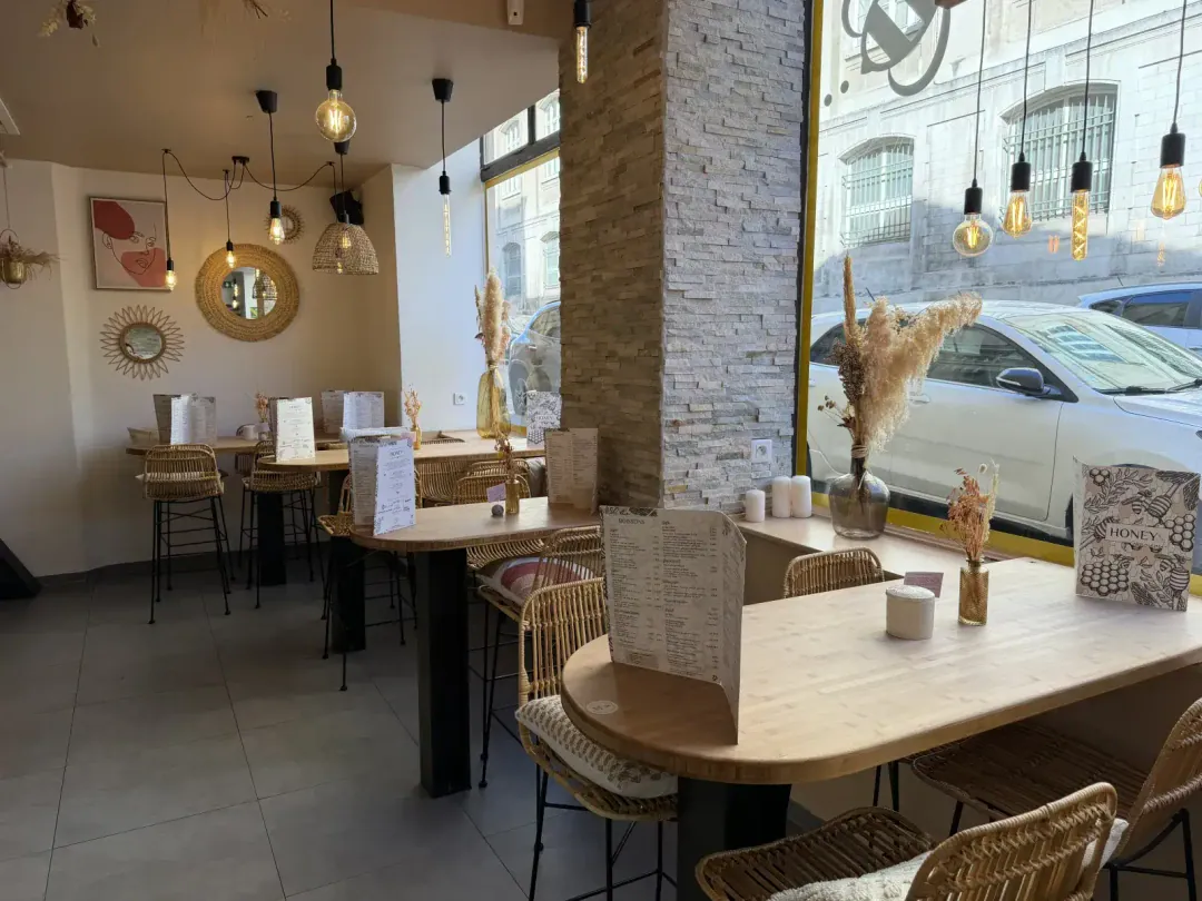 Salle lumineuse du restaurant brunch Honey Coffee and Food à Nancy
